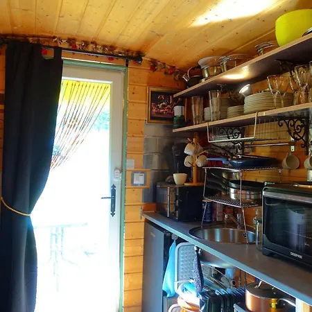 La Ferme De Chenevier, La Roulotte Fleurie 2/4pers Lüks kamp alanı