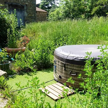 La Ferme De Chenevier, La Roulotte Fleurie 2/4pers
