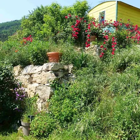 La Ferme De Chenevier, La Roulotte Fleurie 2/4pers Saint-Victor (Ardeche)